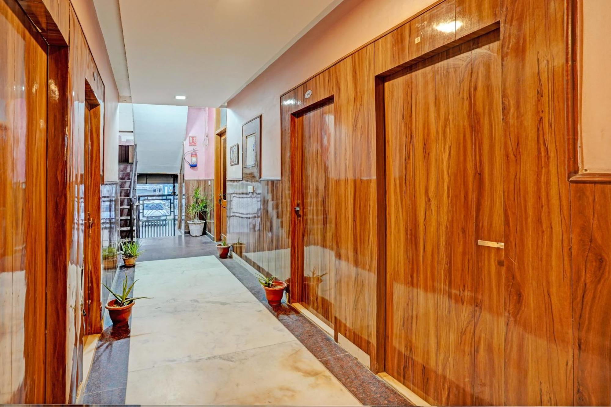 Hotel O Greno House Near Pvr Ansal Plaza Грейтър Нойда Екстериор снимка
