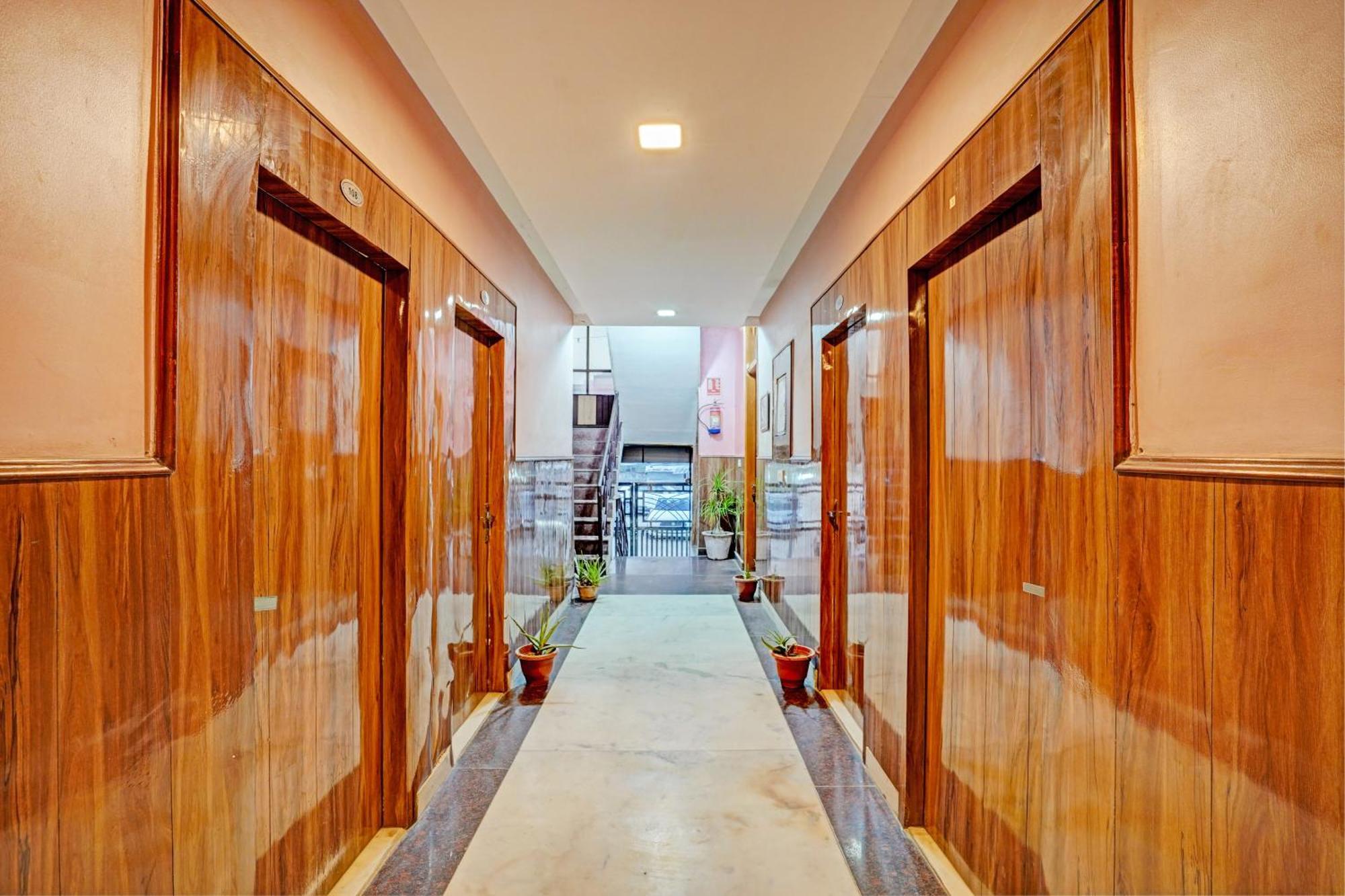 Hotel O Greno House Near Pvr Ansal Plaza Грейтър Нойда Екстериор снимка