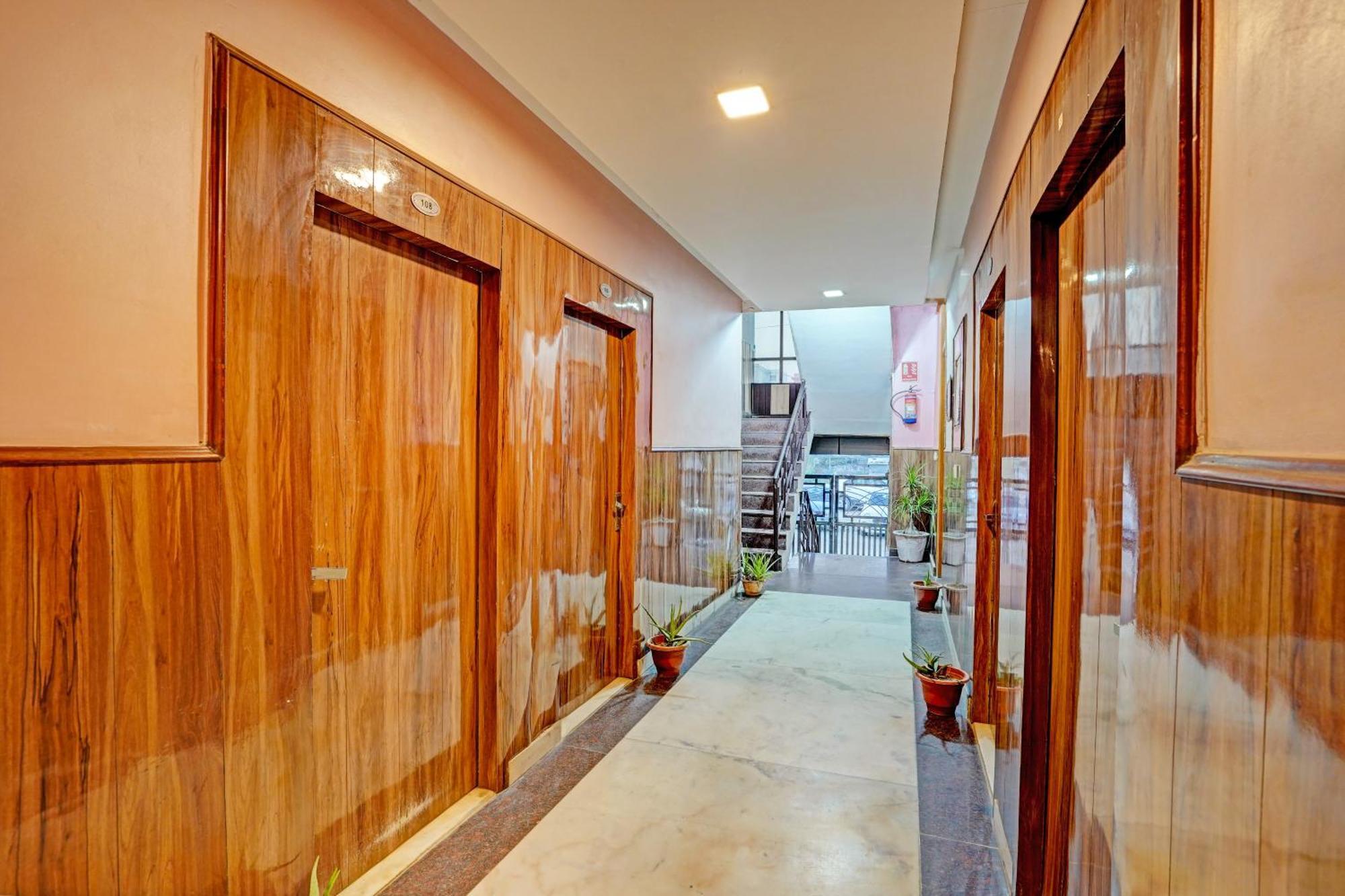 Hotel O Greno House Near Pvr Ansal Plaza Грейтър Нойда Екстериор снимка